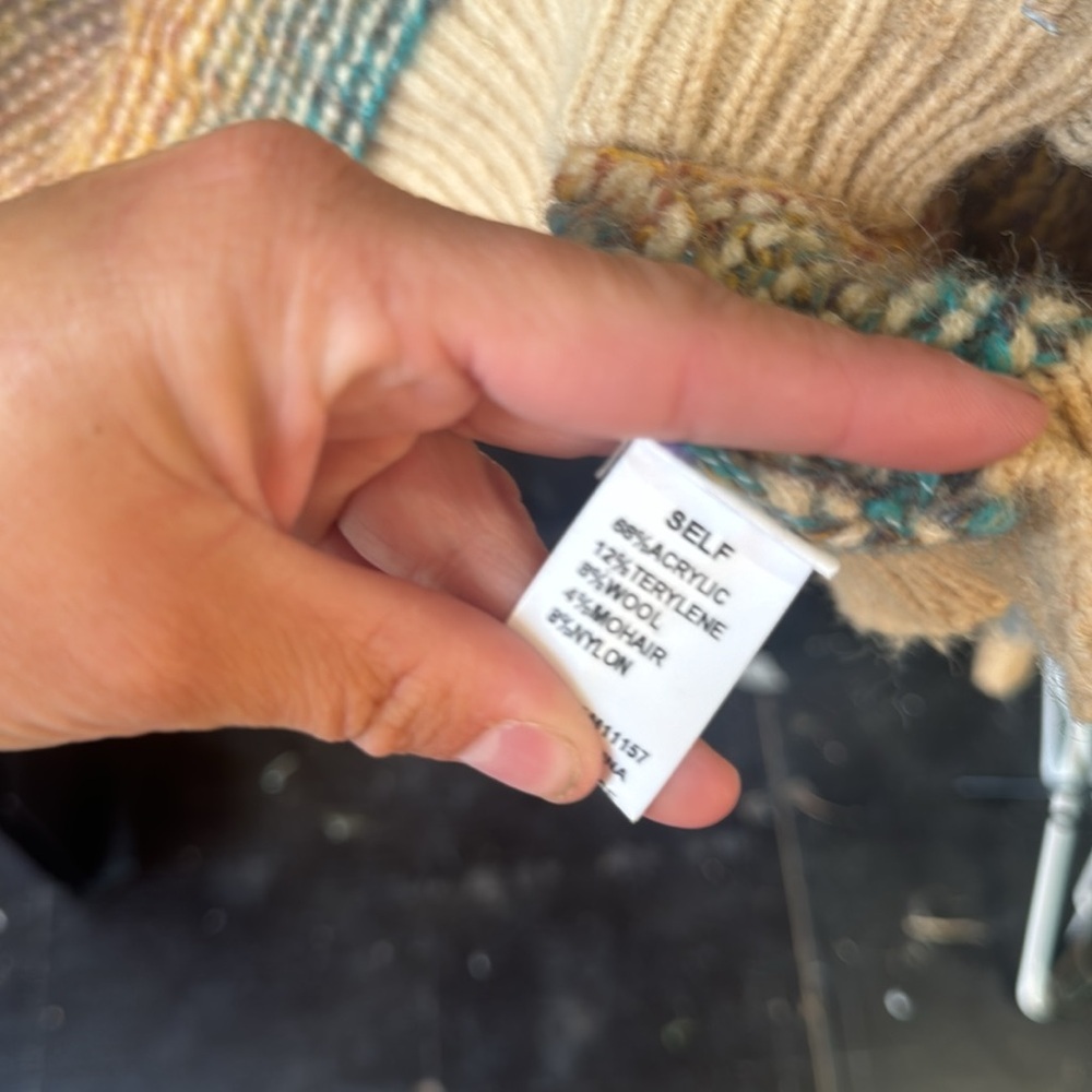 Distressed sweeter - Picture 6 of 6